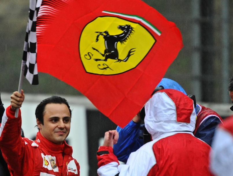 Poi per Felipe  arrivato il momento del contatto col pubblico: di rigore lo sventolio di una bandiera Ferrari. Ansa